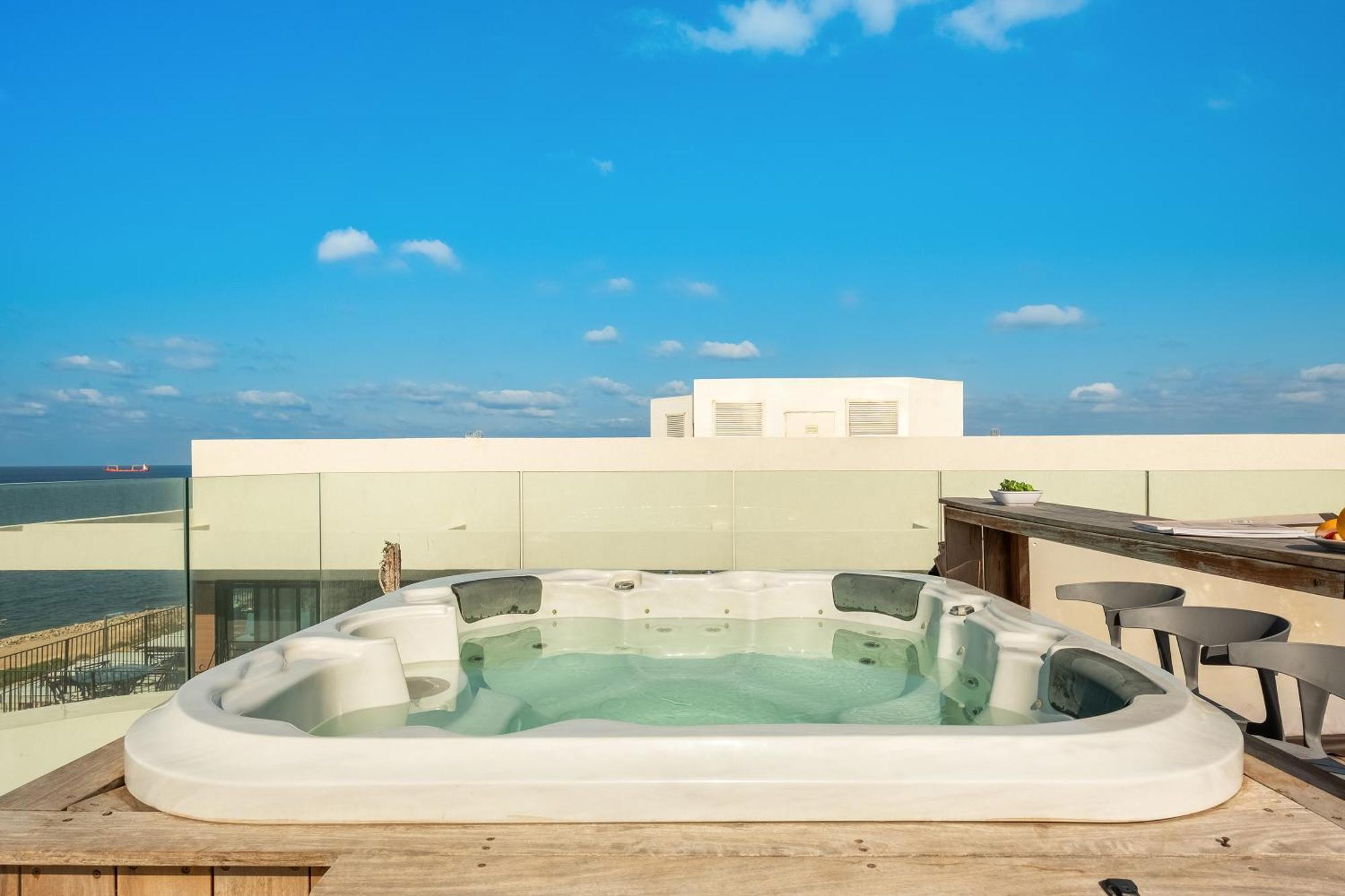 Penthouse 3Br + Roof Top + Parking - On The Beach Haifa Exterior foto